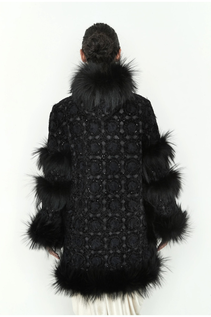 Abrigo Coyote Plumas Negro Odette Álvarez | FriendsnShop