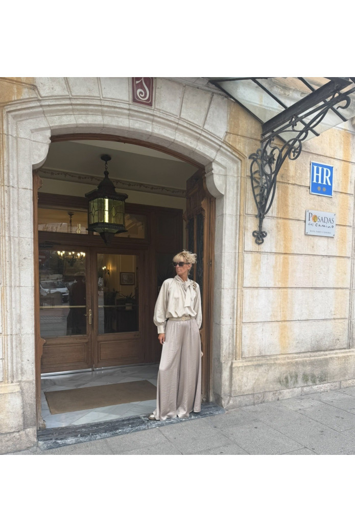 Pantalón de satén beige con caída fluida – Elegancia y comodidad
