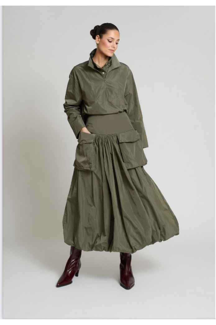 Falda Teresa Zaitegui maxi con bolsillos en tafetán verde – Moda elegante