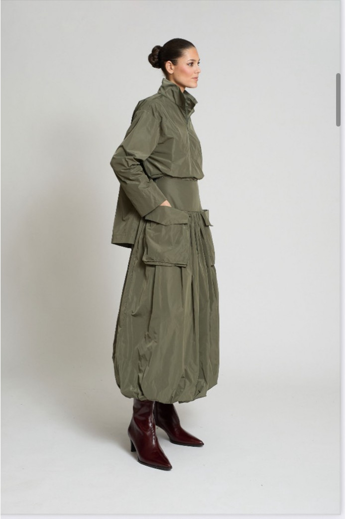 Falda Teresa Zaitegui maxi con bolsillos en tafetán verde – Moda elegante