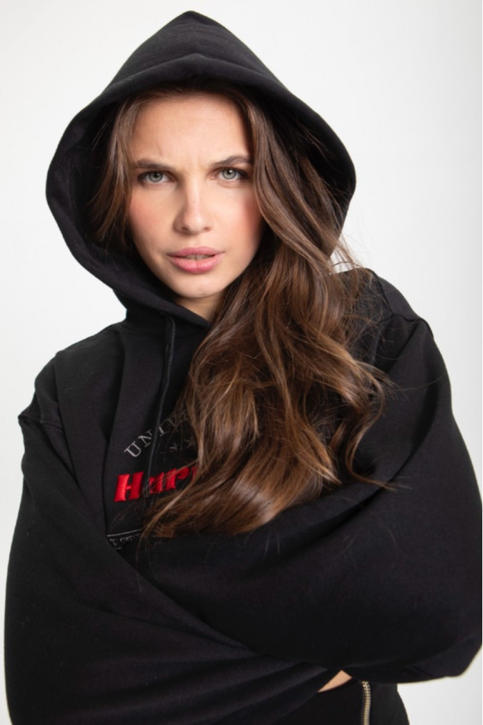 Sudadera Negra con Escudo Highly Preppy – Moda sporty chic femenina