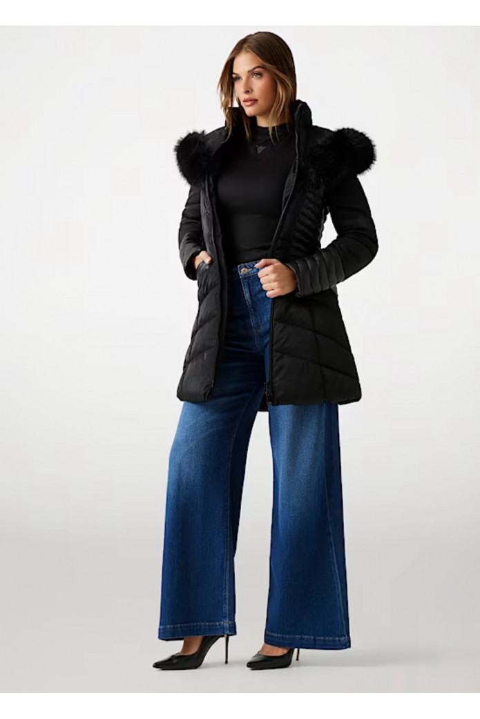 Plumífero Guess con capucha y pelo sintético – Abrigo elegante
