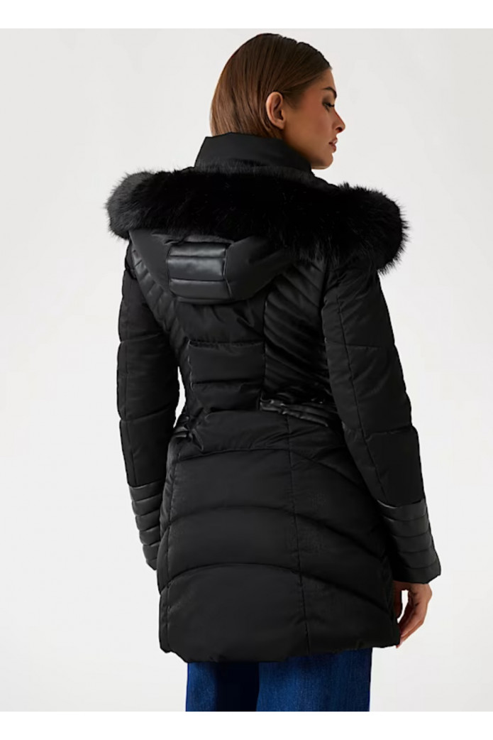 Plumífero Guess con capucha y pelo sintético – Abrigo elegante