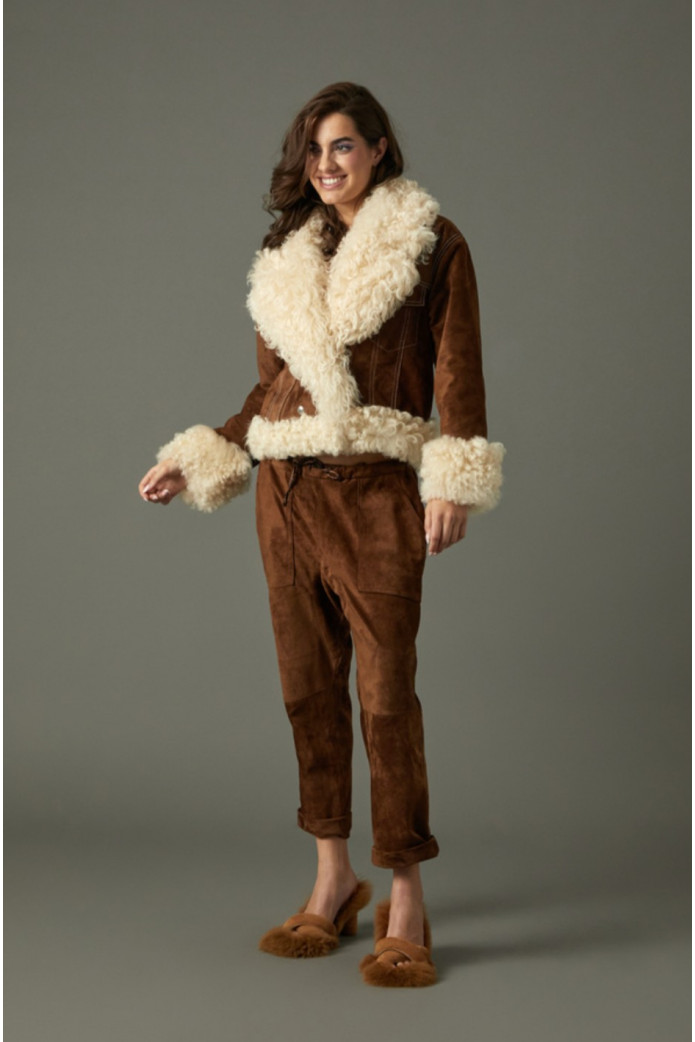 Cazadora Cuelos camel Tete by Odette – Estilo urbano y sofisticado