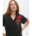 Camiseta manga corta con parches Lola Casademunt – Estilo casual moderno