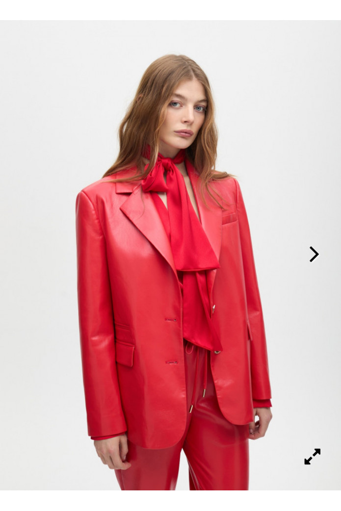 Americana recta efecto piel Lola Casademunt – Estilo elegante y audaz