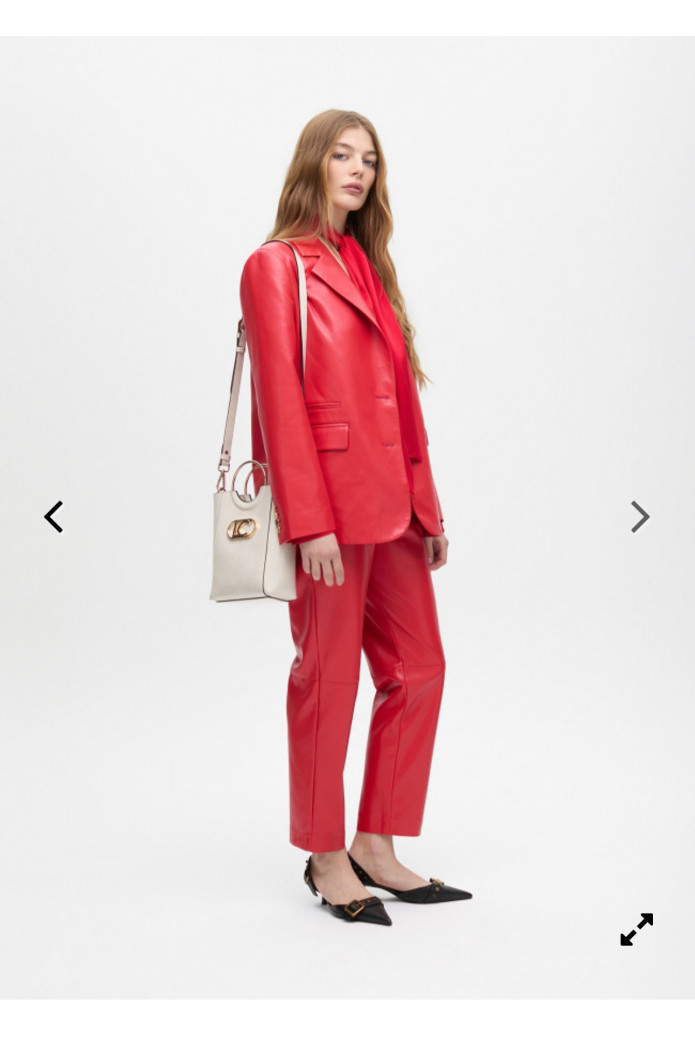 Americana recta efecto piel Lola Casademunt – Estilo elegante y audaz