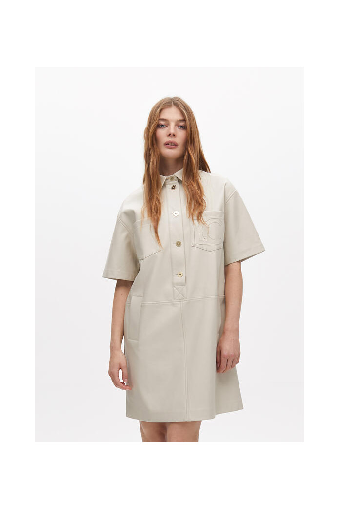 Vestido oversize mini efecto piel beige – Lola Casademunt