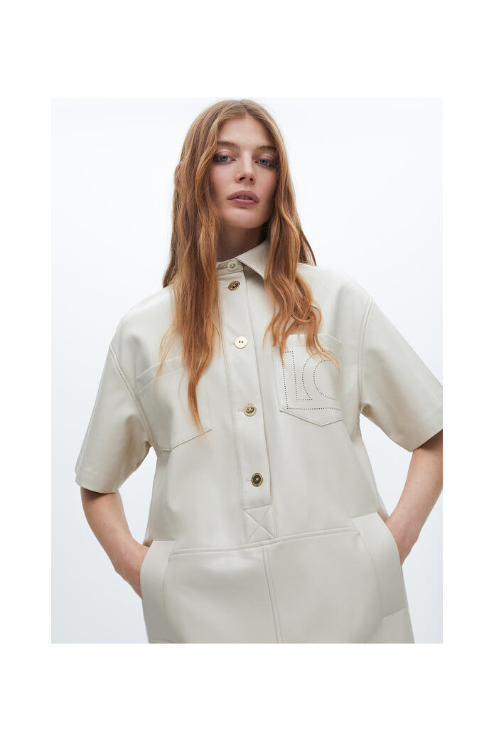Vestido oversize mini efecto piel beige – Lola Casademunt