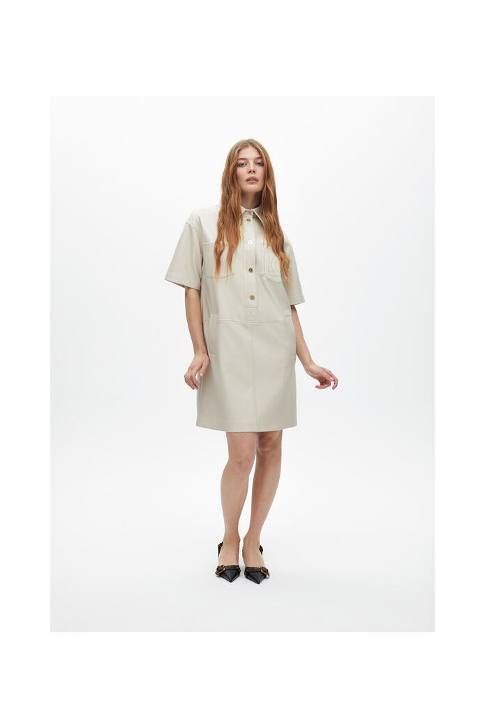 Vestido oversize mini efecto piel beige – Lola Casademunt