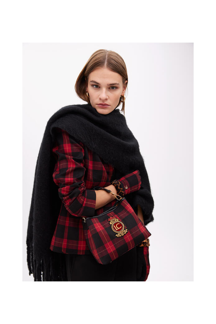 Bolsito tejido cuadros con parche escudo rojo-negro – Lola Casademunt
