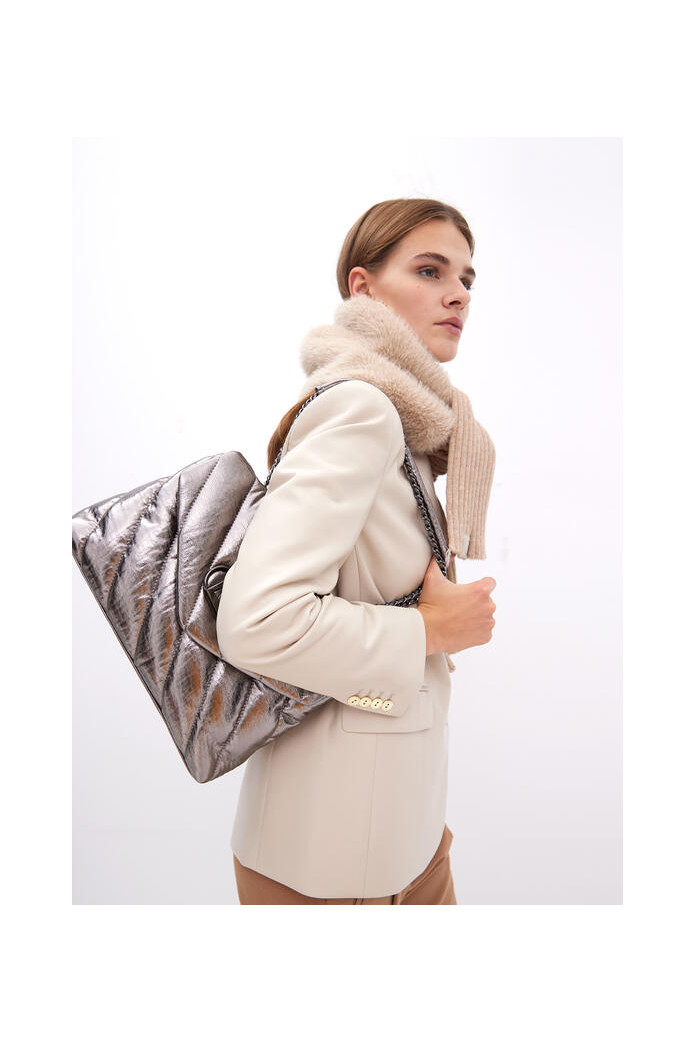 Bolso con solapa en tejido acolchado metálico gris – Lola Casademunt