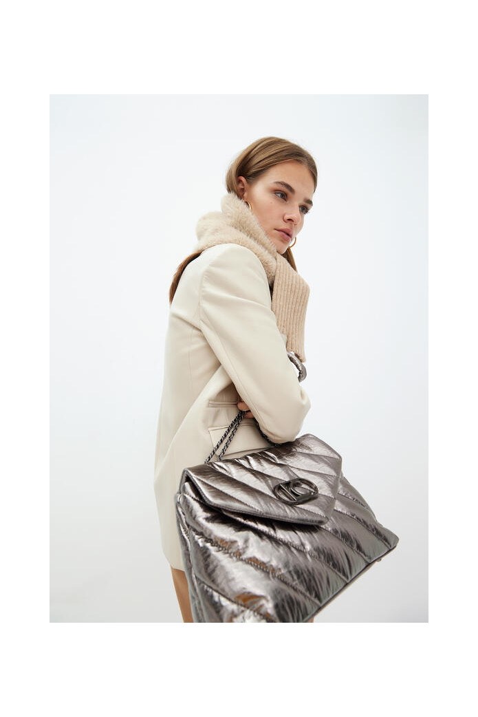 Bolso con solapa en tejido acolchado metálico gris – Lola Casademunt