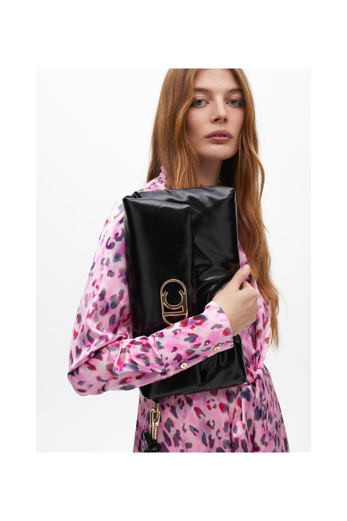 Cartera de mano acolchada efecto piel – Lola Casademunt