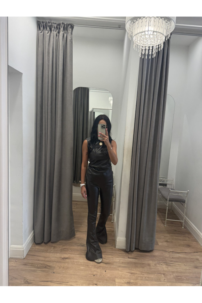 Top Carly Aniye By moka- Estilo minimalista con toque metálico