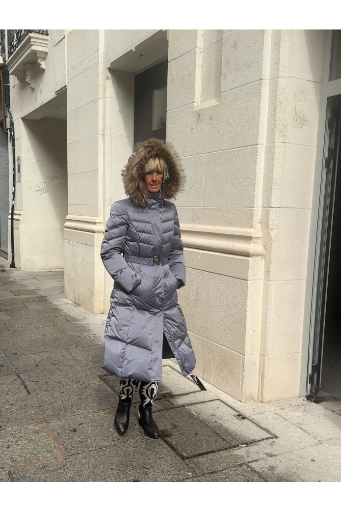 Plumífero largo beige Guess con capucha gris – Elegante y cálido
