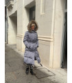 Plumífero largo beige Guess con capucha gris – Elegante y cálido