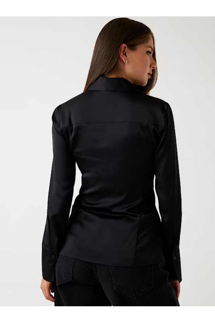 Camisa satén negra Guess corte slip – Elegancia y sofisticación