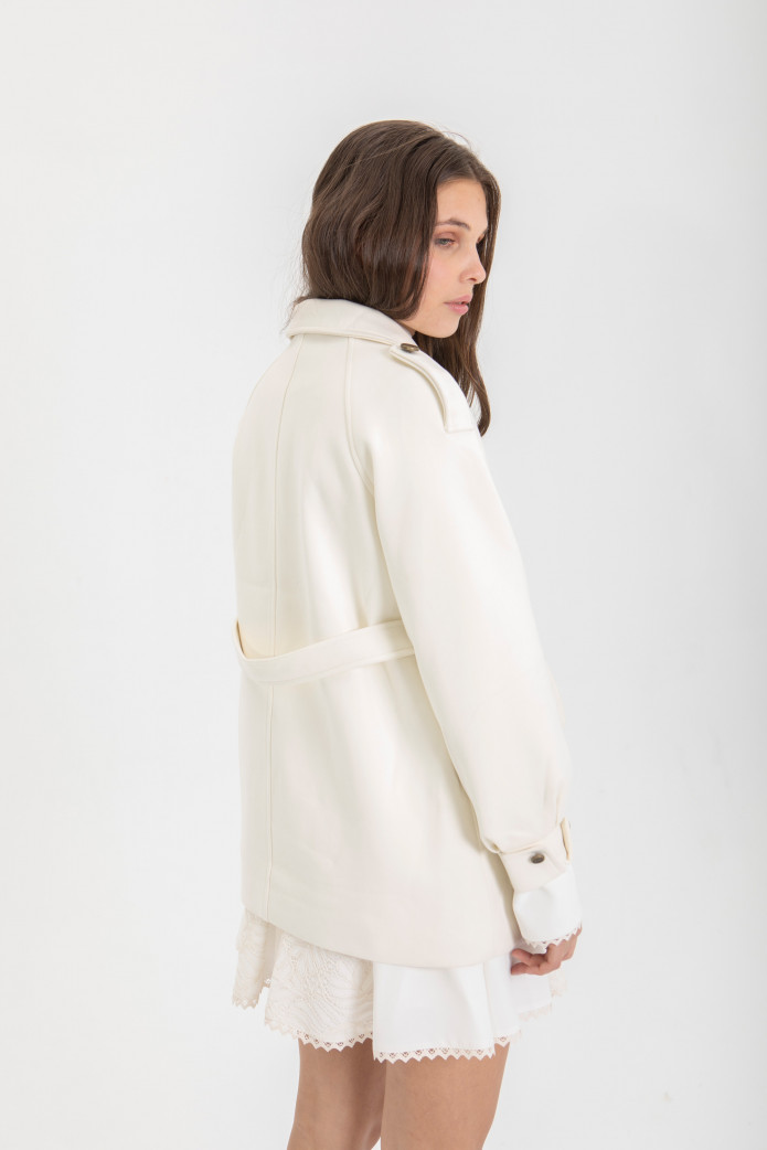 Abrigo Gabardina Corto Blanco Highly Preppy – Estilo elegante y versátil