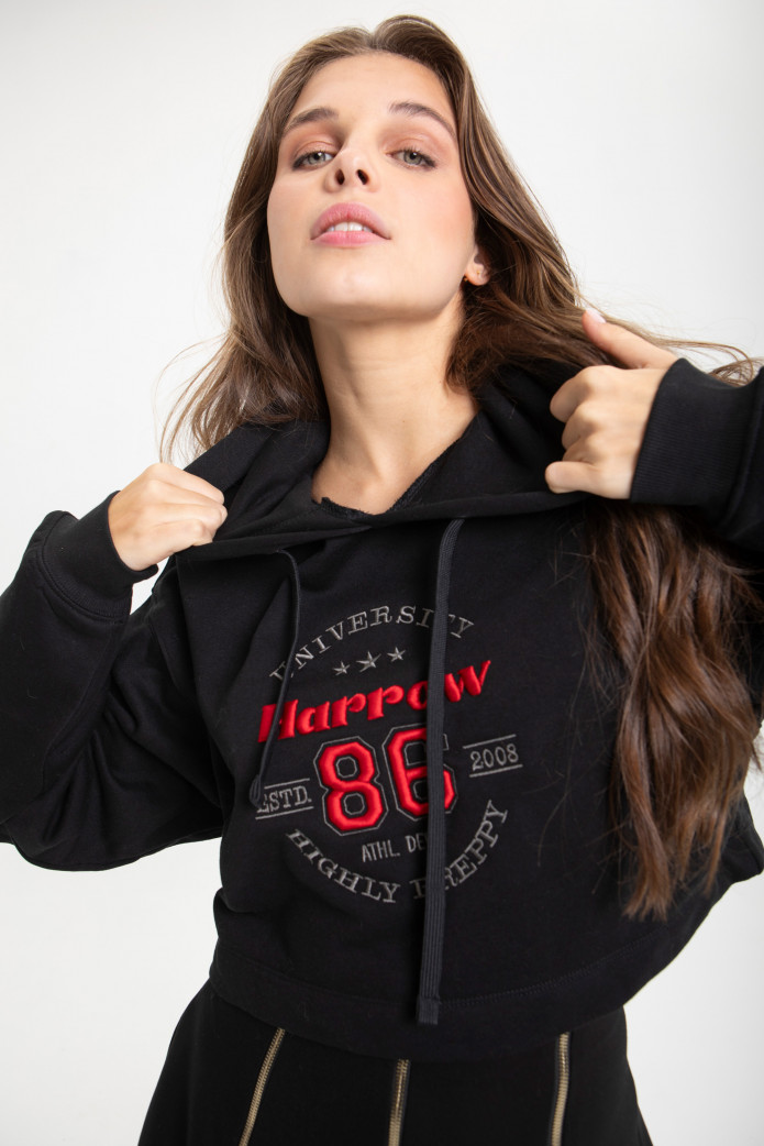 Sudadera Negra con Escudo Highly Preppy – Moda sporty chic femenina