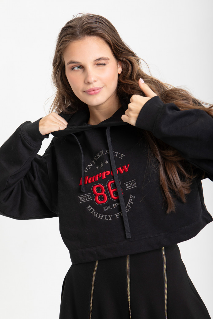 Sudadera Negra con Escudo Highly Preppy – Moda sporty chic femenina