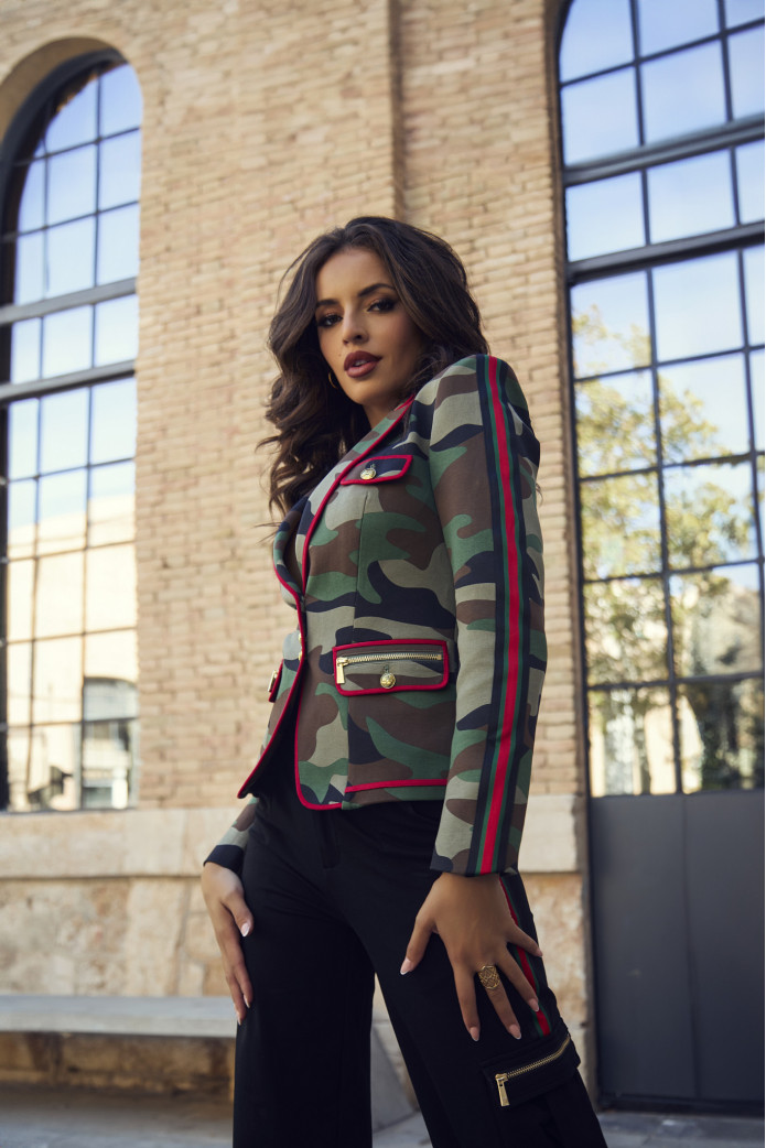 Blazer Fulgurita Camaleonica de mujer con estampado camuflaje