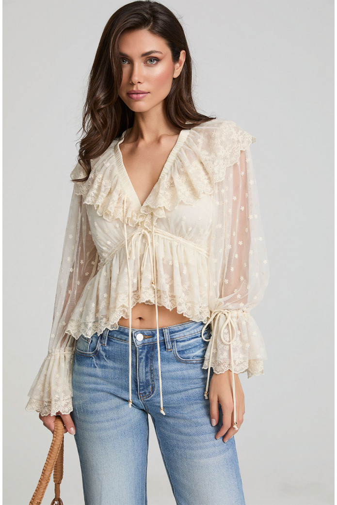 Aura Blouse by Fetiche Suances de mujer en encaje blanco