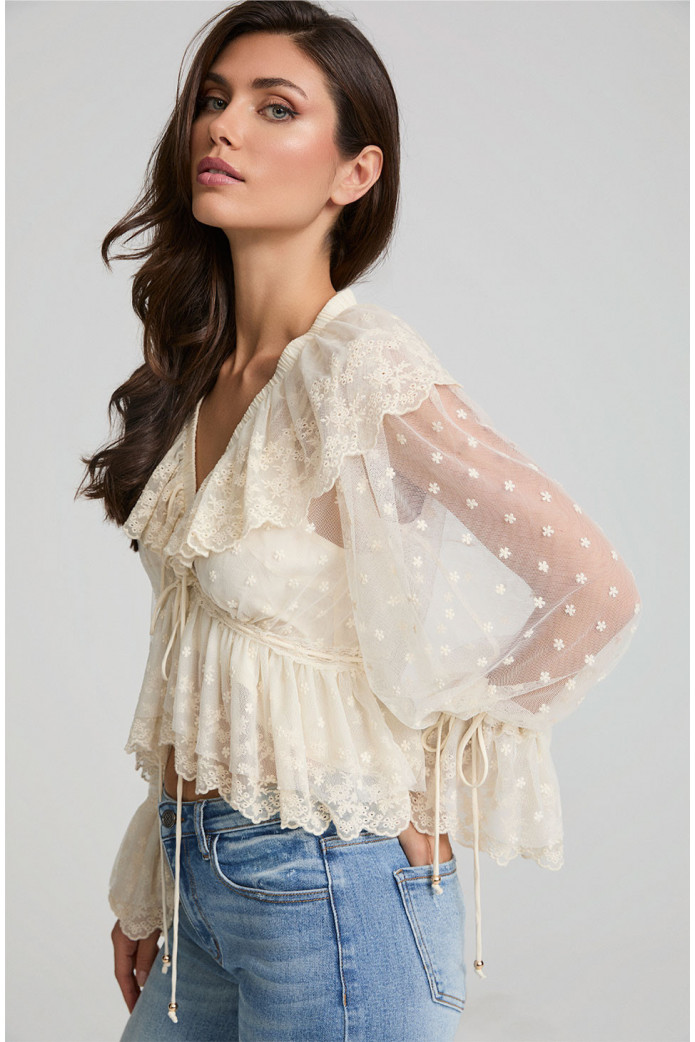 Aura Blouse by Fetiche Suances de mujer en encaje blanco