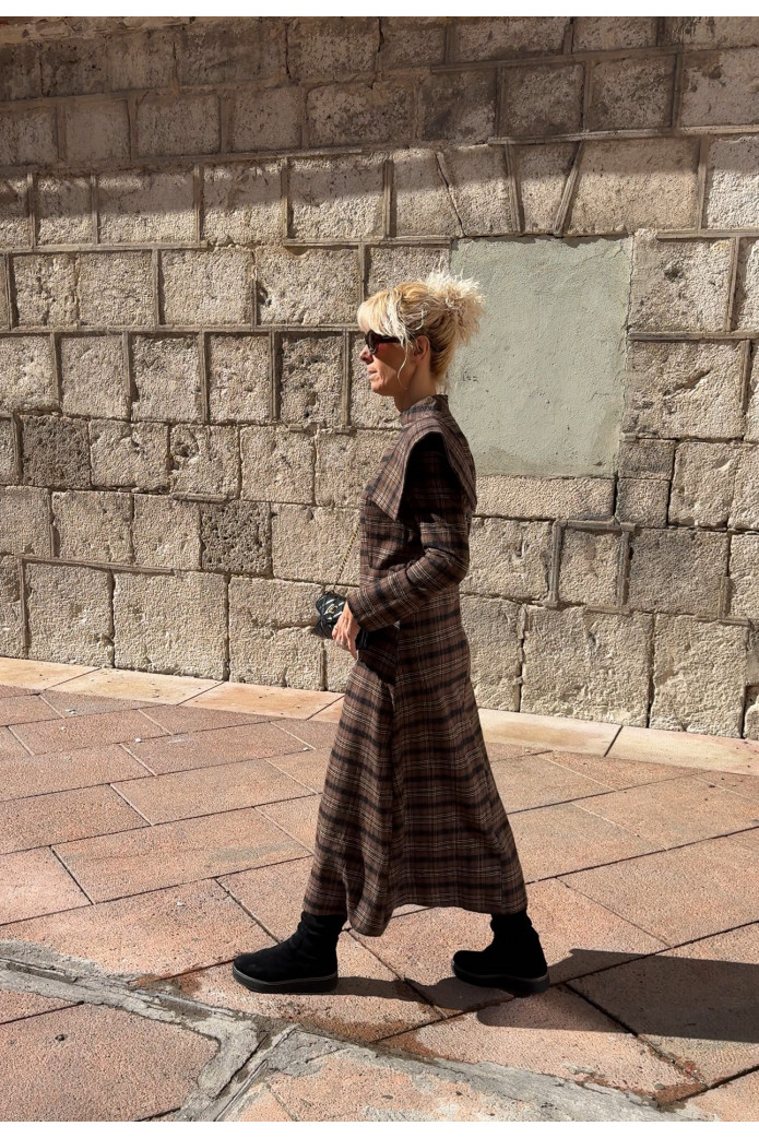 Vestido largo de cuadros – Elegancia atemporal con estilo moderno