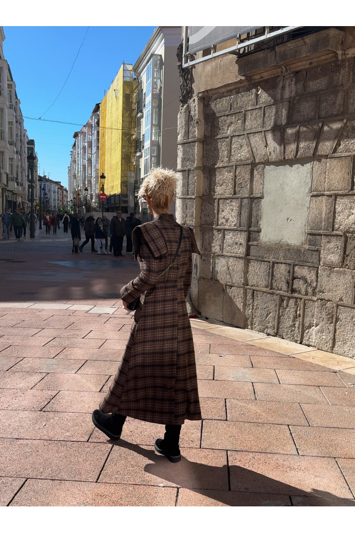 Vestido largo de cuadros – Elegancia atemporal con estilo moderno