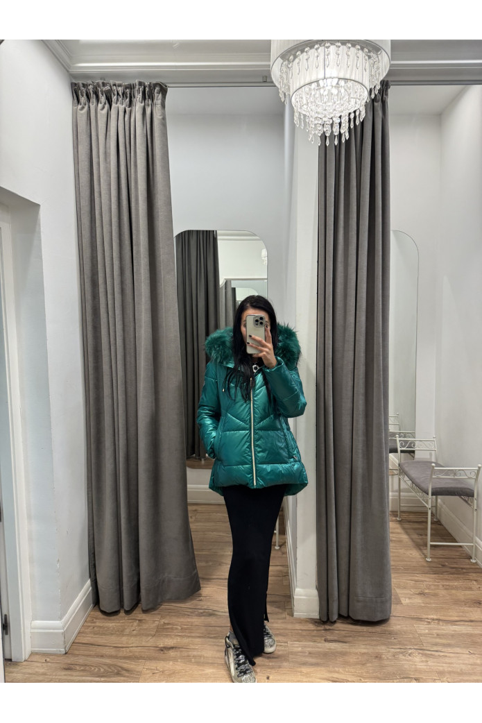 Cazadora verde con pelo natural – Elegancia y calidez para el invierno
