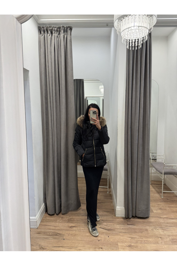 Cazadora negra corta con pelo natural – Elegancia, calidez y estilo urbano