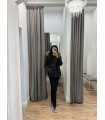 Cazadora negra corta con pelo natural – Elegancia, calidez y estilo urbano