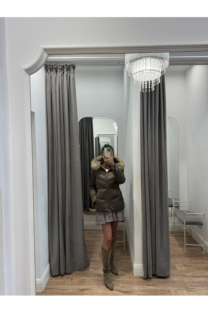 Cazadora corta marrón con pelo natural – Elegancia cálida y estilo urbano