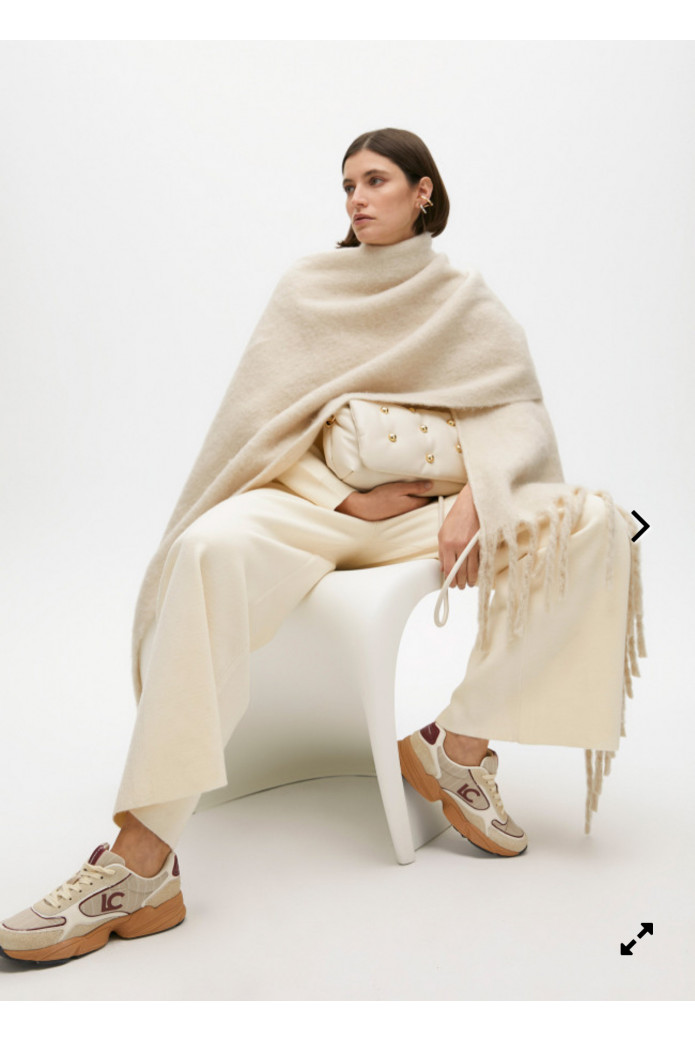 Bufanda lisa con flecos gruesos Lola Casademunt – Calidez y estilo