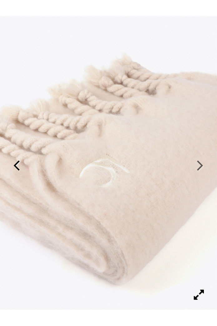 Bufanda lisa con flecos gruesos Lola Casademunt – Calidez y estilo