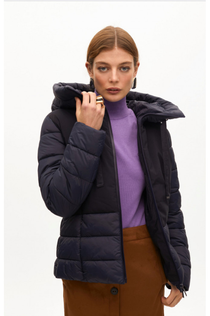 Anorak corto acolchado entallado a contraste con capucha – Lola Casademunt